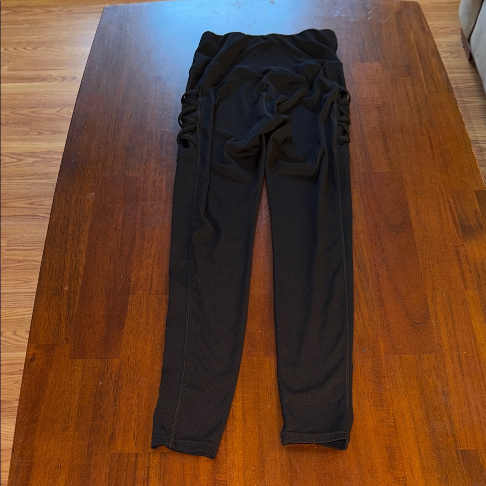 Alo Ladies Black Leggings with interlace panels.